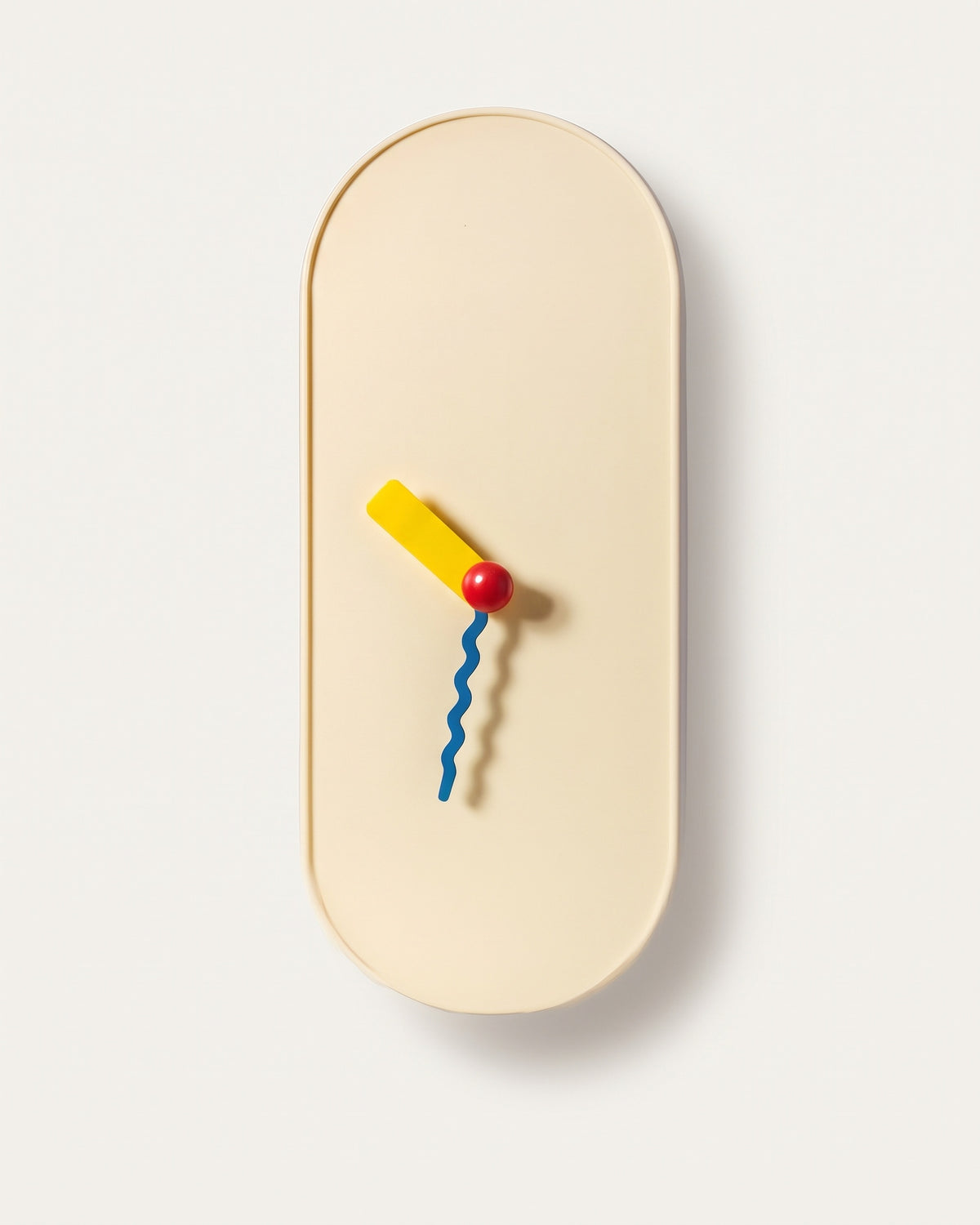 Orologio da parete WAVY in stile Bauhaus, quadrante ovale crema con lancette gialla, rossa e blu ondulata